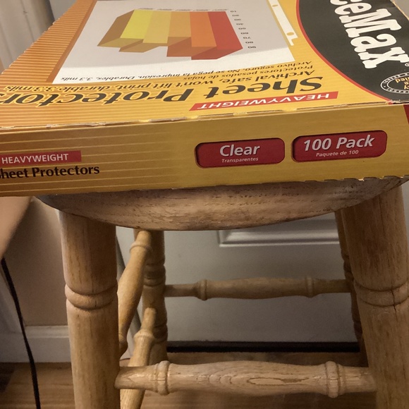 New in Box OfficeMax 100 CLEAR Heavyweight Sheet Protectors - Picture 2 of 5
